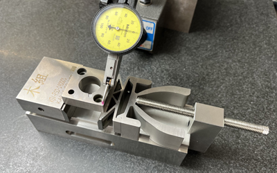 「木組みバイス」法隆寺回廊の木組みをヒントに開発。木組みフレーム構造がワークを浮き上がらせない。 アイキャチ